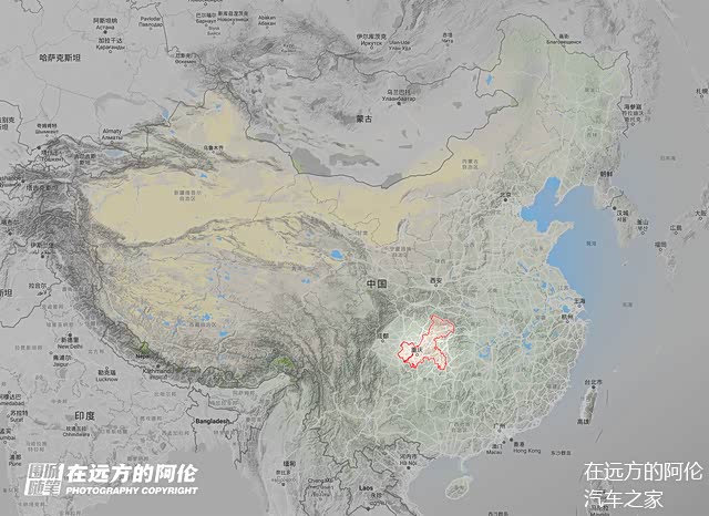 位于四川盆地东部边缘的重庆
刚好处在我国地理第二阶梯的分界线